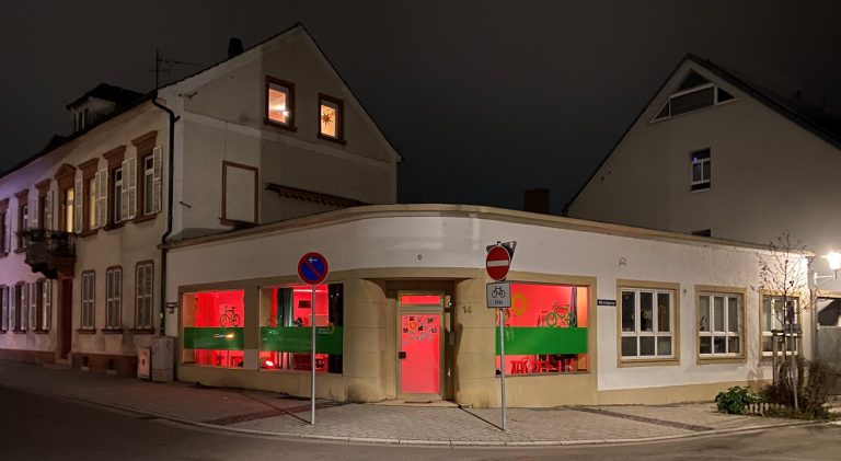 GRÜNES Büro leuchtet in ORANGE